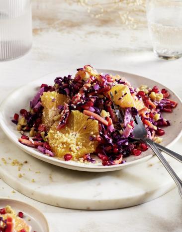 Roter Coleslaw Salat mit Orange auf einem Teller.