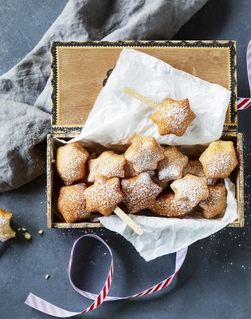 Schmalzkuchensterne am Stiel Schmalzkuchensterne am Stiel
