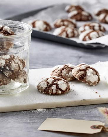 Mini-Brotkekse auf einem Backblech mit Backpapier und in einem Glas. Mini-Brotkekse auf einem Backblech mit Backpapier und in einem Glas.