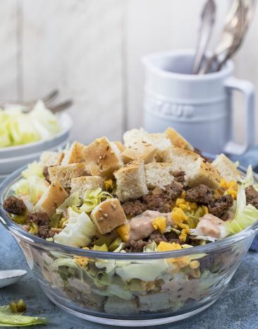 Burger-Salat mit gebratenem Hack und Cheddar