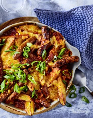 Currywurstauflauf in Auflaufform.