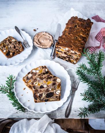 Früchte-Nuss-Brot mit Zimtbutter