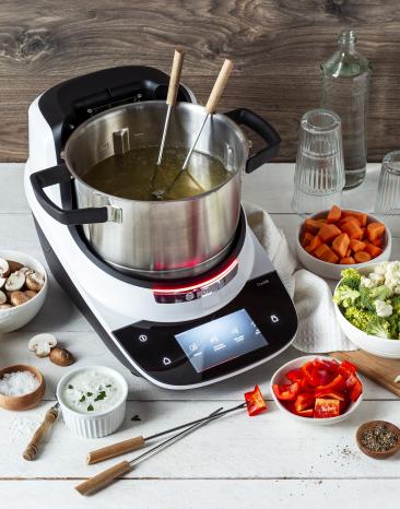 Gemüsefondue im Cookit mit Gemüsebeilagen. Gemüsefondue im Cookit mit Gemüsebeilagen.
