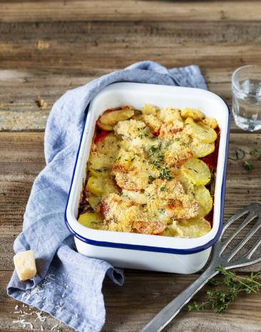 Kartoffelauflauf mit buntem Gemüse und Parmesankruste