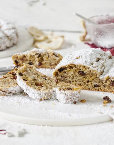 Stollen mit Puderzucker und Rosinen.