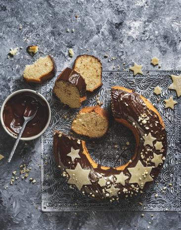 Marzipankuchen mit Schokoglasur auf einem Tablett.