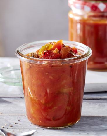 Schaschlik-Sauce in Gläsern.