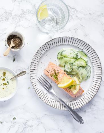 Sous-vide Lachs mit Gurkensalat und Kräuterremoulade Sous-vide Lachs mit Gurkensalat und Kräuterremoulade