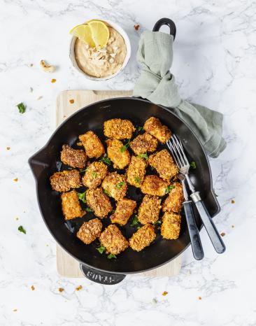 Tofu-Nuggets mit veganem Käsedip Tofu-Nuggets mit veganem Käsedip