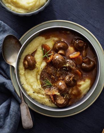 Veganes Pilz-Ragout auf cremigem Kartoffelpüree