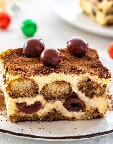 Tiramisu mit Schokokugeln auf einem Teller.