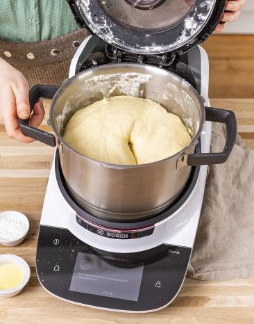 Hefeteig geht im Cookit auf. Hefeteig geht im Cookit auf.