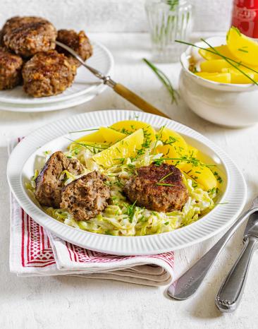 Frikadellen mit Kohlgemüse und Kartoffeln