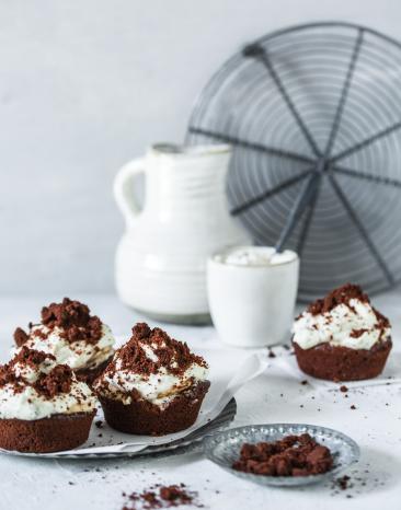 Drei Maulwurfmuffins auf einem Teller.