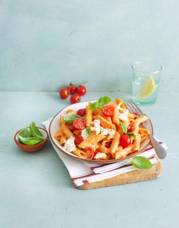 Schnelle und einfache One-Pot Pasta mit Tomate und Mozzarella.