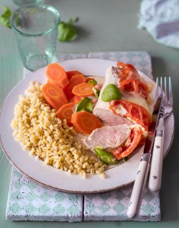 Zartweizen, Möhren und Schweinefleisch auf einem Teller.