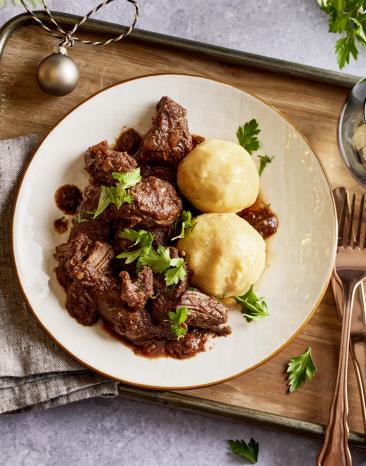 Aromatisches Sauerbraten-Gulasch mit Kartoffelklößen Aromatisches Sauerbraten-Gulasch mit Kartoffelklößen