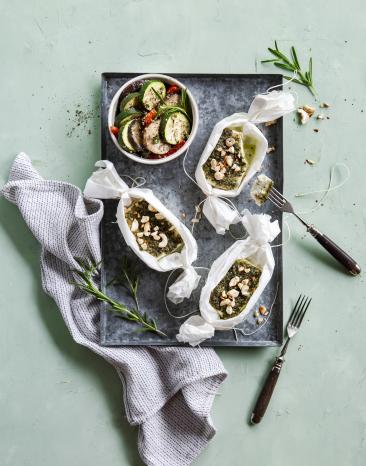 Feta-Päckchen auf einem Blech mit Gemüse in Schale