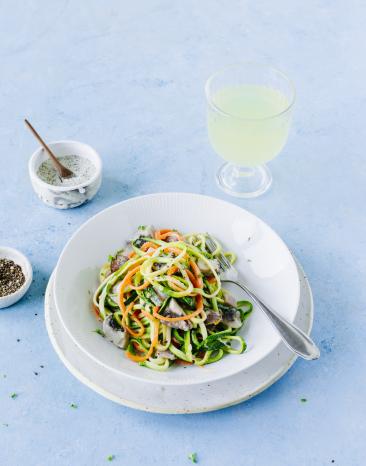 Gemüsenudeln auf Teller mit Pilzsauce