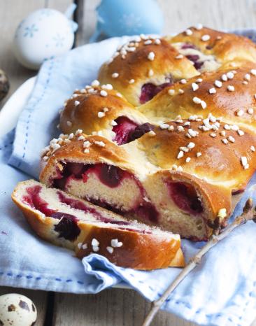 Fluffiger Hefezopf mit fruchtiger Kirschfüllung.