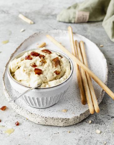 Honey-Mustard-Dip in einer kleinen Schale.