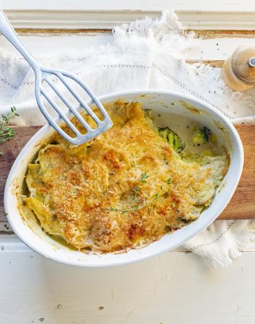 Kartoffelgratin in einer Auflaufform mit Brokkoli.