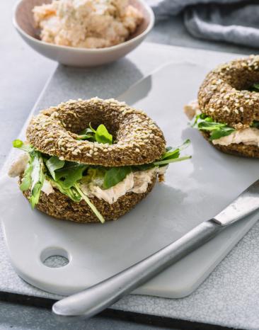 Low Carb Lachs-Frischkäse-Bagel auf einem Brett