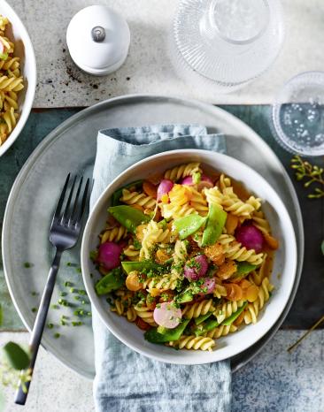 Pasta mit zartem Gemüse und Radieschen.