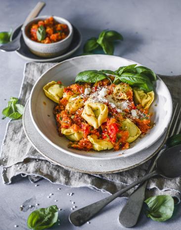 One-Pot Tortellini mit Tomate-Basilikum-Sauce One-Pot Tortellini mit Tomate-Basilikum-Sauce