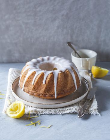Kuchen in einer Gugelhupfform mit Puderzucker bestäubt.