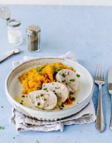 Schweinefilet und Stampf angerichtet auf einem hellen Teller