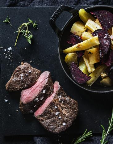 Sous-vide Rinderhüftsteak mit Wurzelgemüse