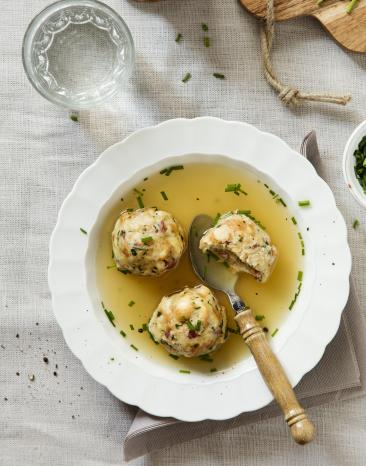 Speckknödel in Brühe.