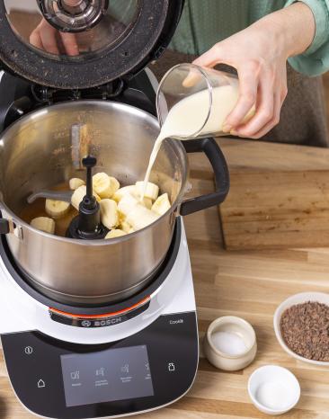 Zutaten für ein Bananenbrot werden in den Cookit gefüllt. Zutaten für ein Bananenbrot werden in den Cookit gefüllt.