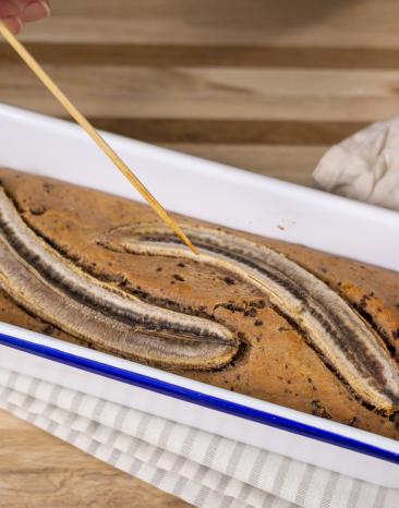 Mit der Stäbchenprobe wird getestet, ob Teig am Holzstäben kleben bleibt. Mit der Stäbchenprobe wird getestet, ob Teig am Holzstäben kleben bleibt.