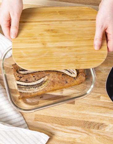 Saftiges Bananenbrot in einem luftdichten Behältnis. Saftiges Bananenbrot in einem luftdichten Behältnis.