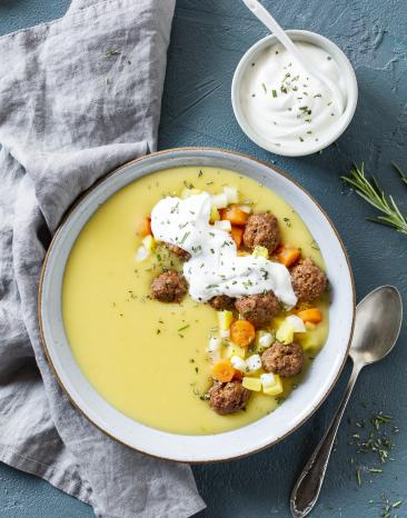 Kartoffel-Rosmarin-Suppe mit Hackbällchen