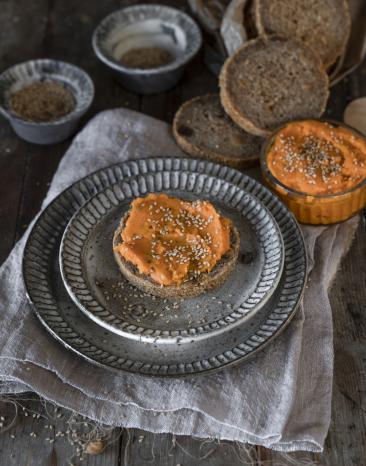 Veganer Sesam-Karotten-Aufstrich.