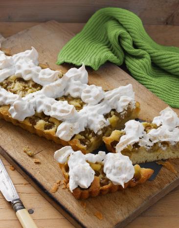 Süße Torte mit Stachelbeeren und Haselnussbaiser.