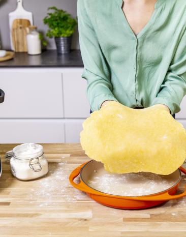 Pie-Teig wird in Backform gelegt Pie-Teig wird in Backform gelegt