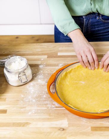 Teigrand wird an Tartin-Form gedrückt Teigrand wird an Tartin-Form gedrückt