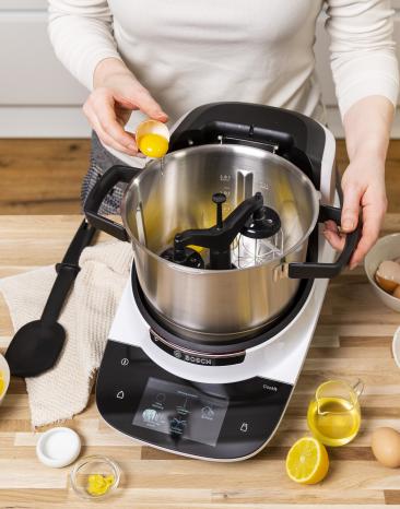 Zutaten für Sauce Hollandaise werden in den Topf gefüllt. Zutaten für Sauce Hollandaise werden in den Topf gefüllt.