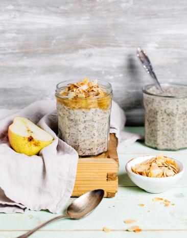 Chia-Mandelmilch-Pudding mit Birnenpüree.