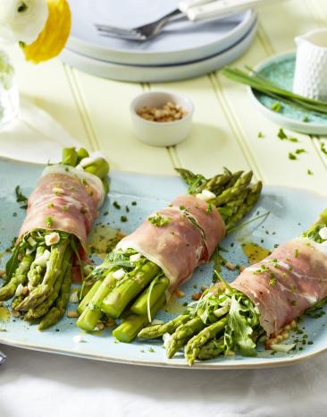 Gedämpfter Spargel in Schinken