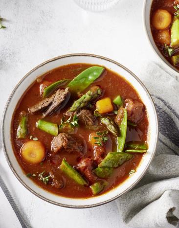 Rindergulasch mit Frühlingsgemüse