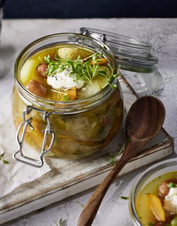 One-Pot mit Würstchen und neuen Kartoffeln