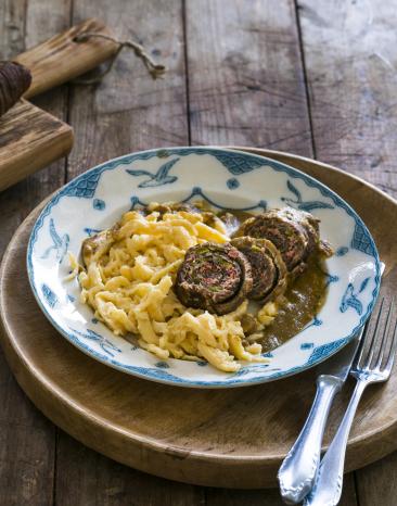 Traditionelle Spätzle mit Rinderrouladen.