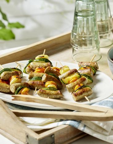 Bunte Bratwurstspieße mit Kinderketchup
