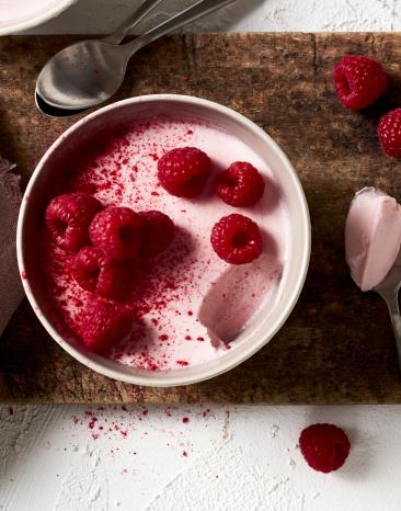 Buttermilchdessert mit Himbeeren