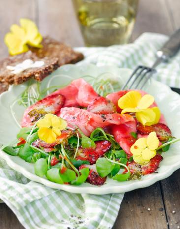 Lachs mit Erdbeermus auf frischem Salat